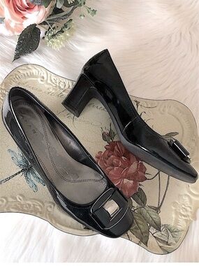 TAHARI “Sylvan” Black Patent Bow Pumps